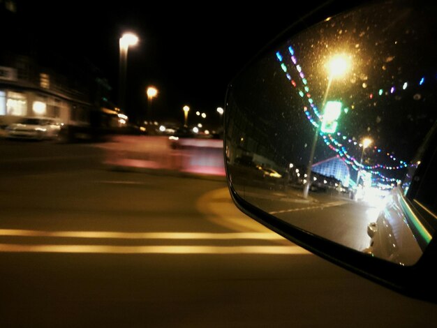 Foto riflessione della strada nello specchio retrovisore