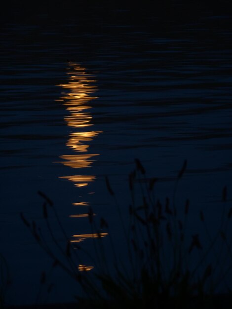 Foto riflesso del sole nel lago