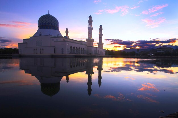 Foto il riflesso del tempio nell'acqua