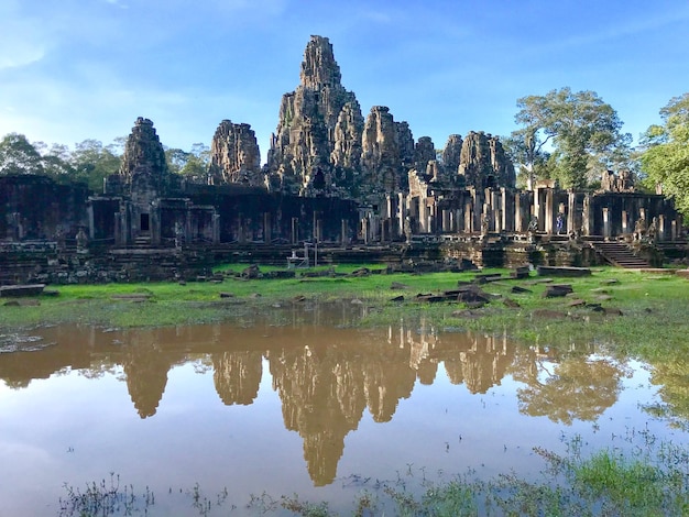 Foto il riflesso del tempio nell'acqua