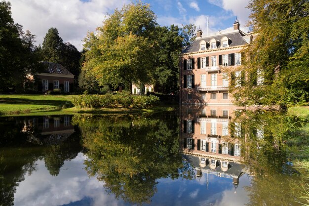 Foto riflesso di alberi e edifici nel lago