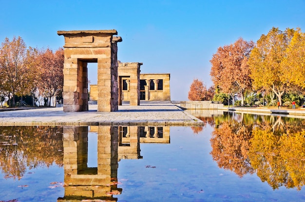 Foto il riflesso degli alberi nel lago contro il cielo