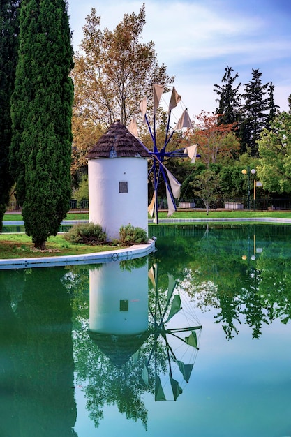 Foto il riflesso degli alberi nel lago contro il cielo