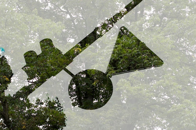 Photo reflection of trees and road signal on calm lake