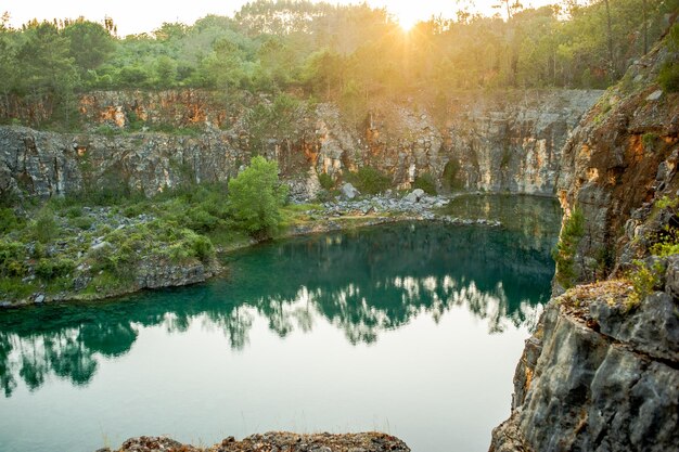 Foto riflesso di alberi e rocce nel lago