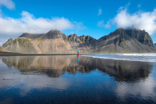 Stokksnes 아이슬란드의 Vestrahorn 산의 반영