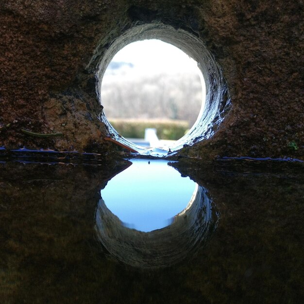 Foto riflessione della finestra sull'acqua