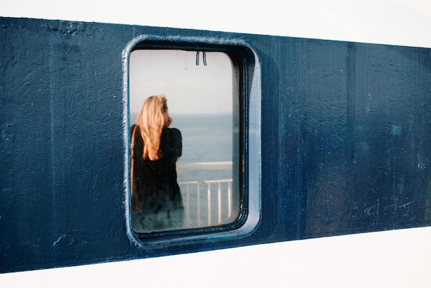 Foto il riflesso di una donna sulla finestra del treno