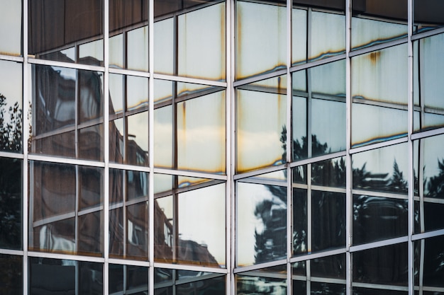 Отражения на углу стеклянного фасада офисного здания
