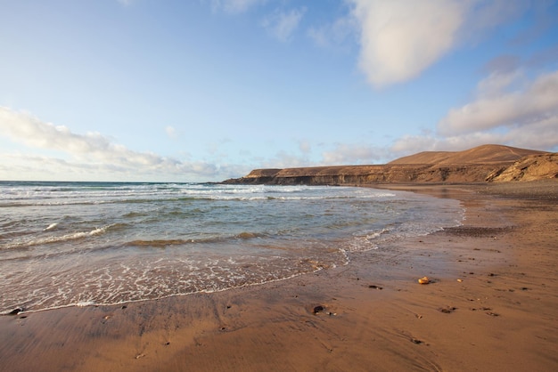 Fuerteventura, Garcey 해변의 모래와 바위에 반사