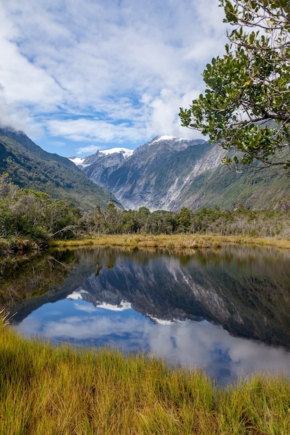 Riflessi delle alpi meridionali a peter's pool nuova zelanda