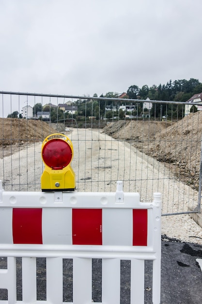 Reflector op barricade bij de weg
