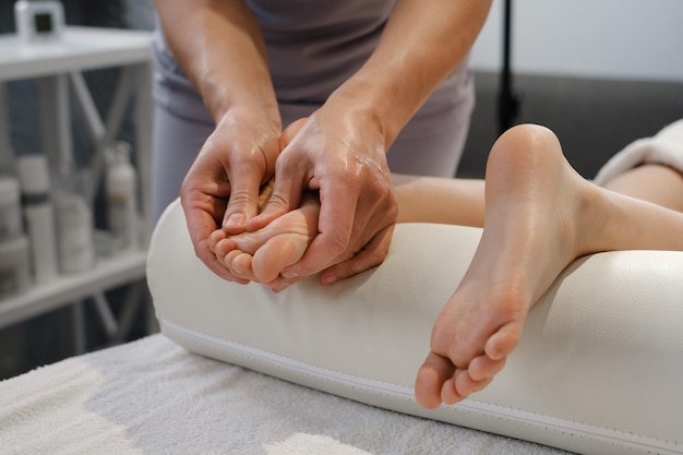 Рефлексотерапия детский массаж ног крупным планом