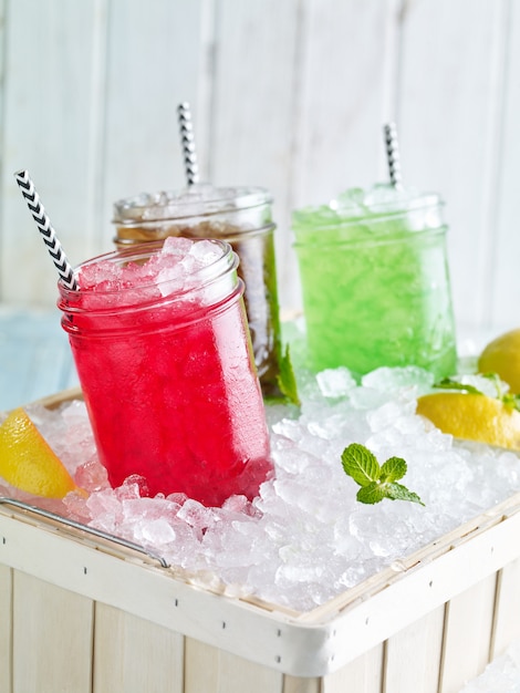 Photo refreshed mojito cocktails with lime mint and strawberry