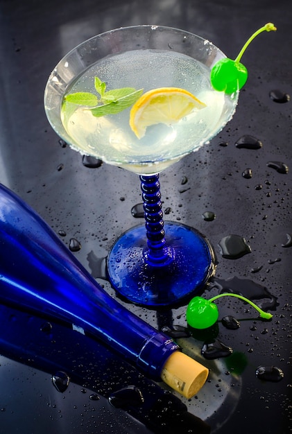 Фото Освежающий алкогольный коктейль в бокале с вишней