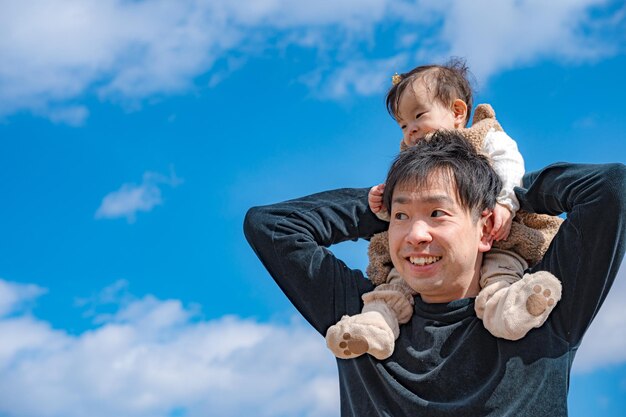 爽やかな青い空と親と子供