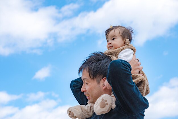 爽やかな青い空と親と子供