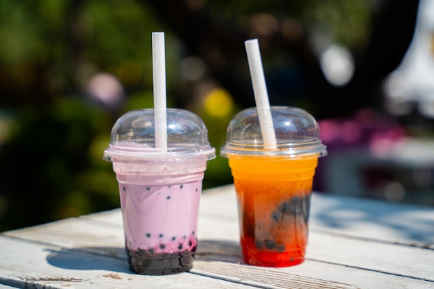 Foto rinfrescante bubble tea duo su un tavolo rustico