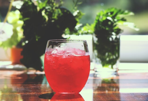 Photo refreshing cold pink cocktail in a glass with ice