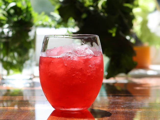 Photo refreshing cold pink cocktail in a glass with ice