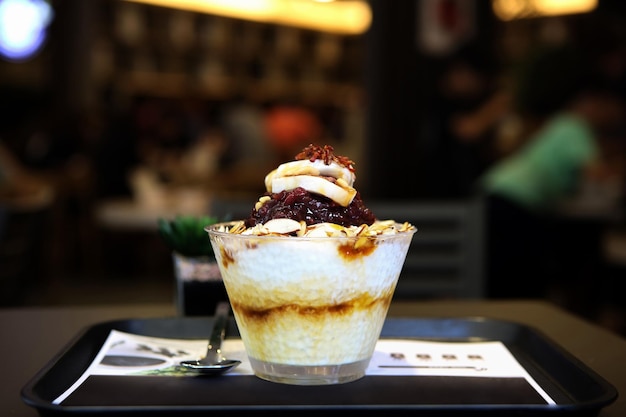 Refreshing and delicious summer red bean bingsu