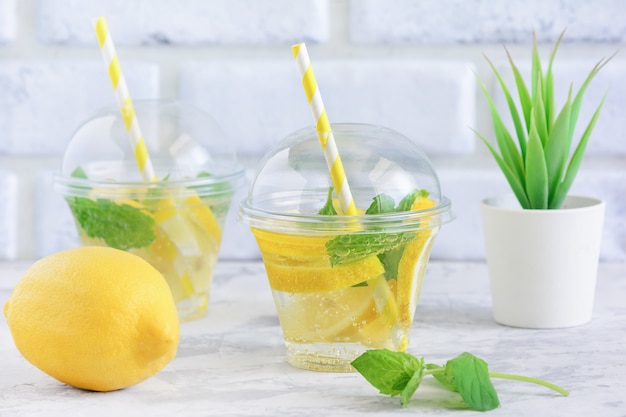 Foto acqua disgustosa rinfrescante alla menta disintossicante limone e menta