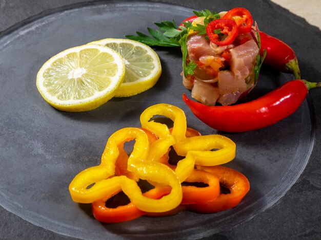 Piatto rinfrescante di pesce marinato nel succo di agrumi. dieta e concetto di cibo sano.