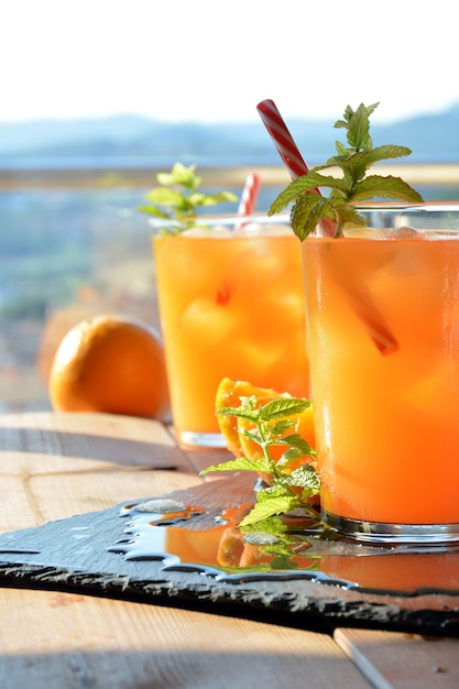 Освежающий напиток апельсин и мята с небольшим количеством водки