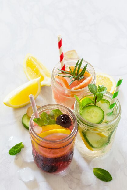 Photo refreshing drink with blackberries, lemon and mint