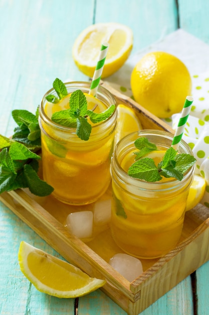 레몬과 민트로 상쾌한 음료