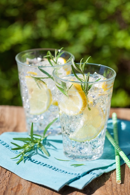 Освежающий лимонадный напиток с розмарином в бокалах