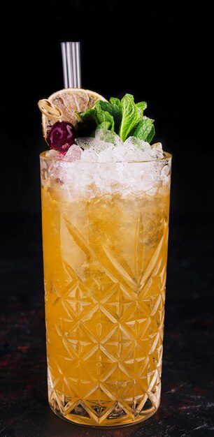 Foto rinfrescante cocktail mai tai con rum bianco