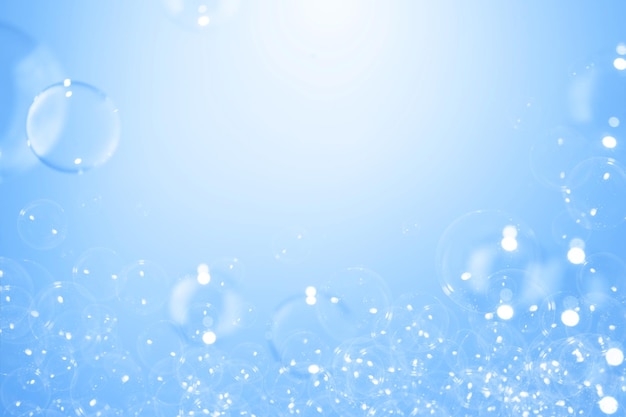 Фото Прекрасные прозрачные голубые мыльные пузырьки, плавающие в воздухе
