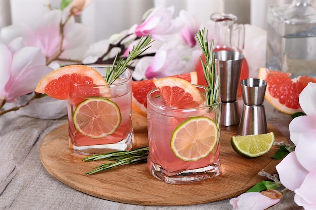 Photo refreshing organic cocktail with grapefruit slice lime and rosemary sprig in a glass