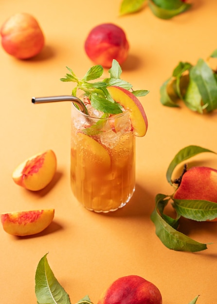사진 신선한 복아 얼음과 민트 차 오렌지색 바탕에 신선한 과일과 함께 채식주의 가정용 차가운 여름 음료