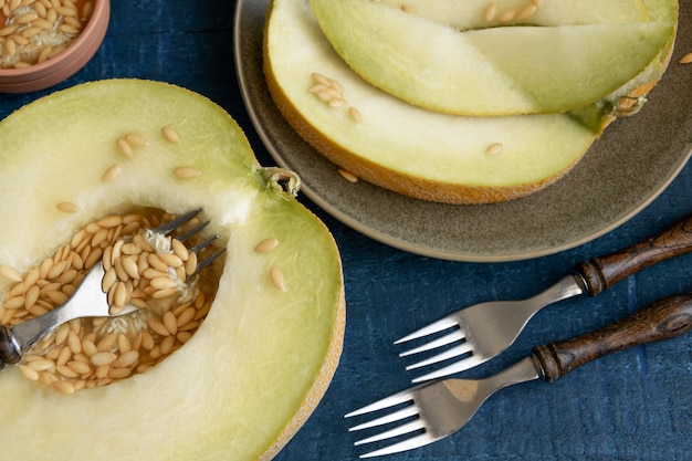 Photo refreshing sliced raw melon