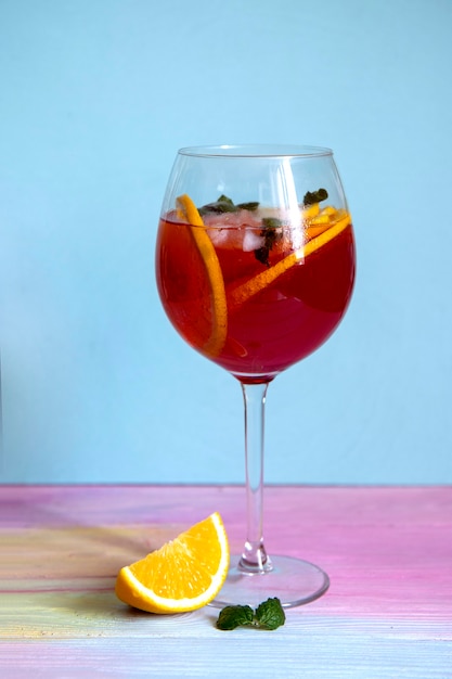 Освежающий летний напиток с апельсином, мятой и клубникой