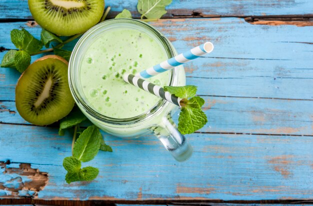 Frullato o frappè verde estivo rinfrescante