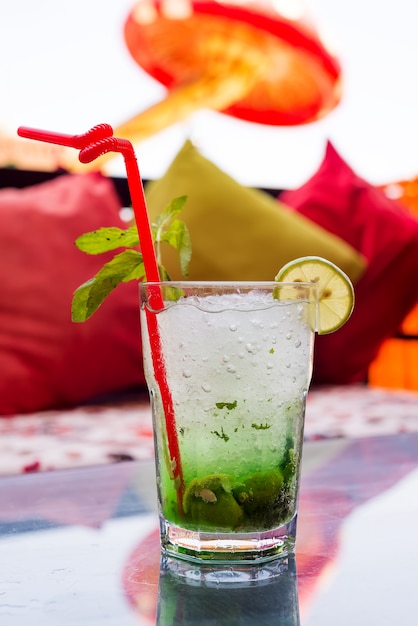 Освежающий летний коктейль мохито в бокале