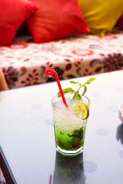 Cocktail di mojito estivo rinfrescante in un bicchiere