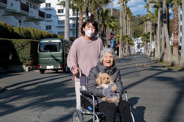 노년 여성의 상쾌한 산책