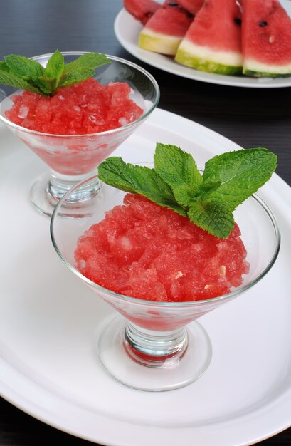 Foto rinfrescante granita di anguria con menta su un tavolo