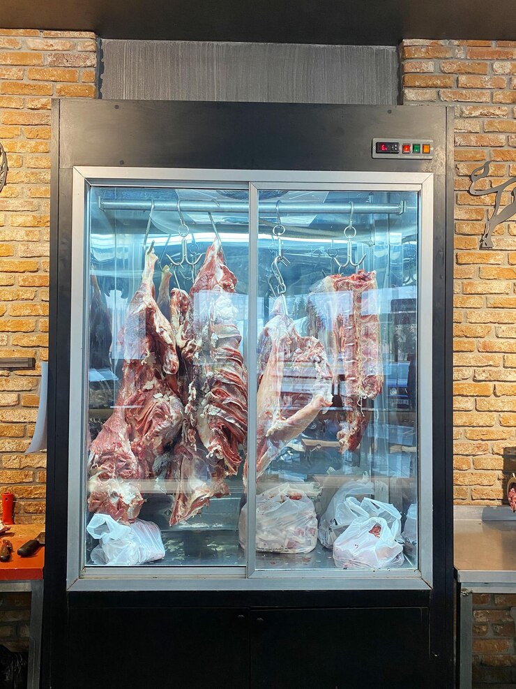 冷蔵庫で冷凍された生肉の切断物の展示