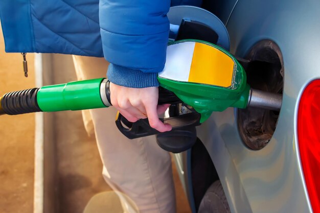 Foto rifornimento di carburante presso una pompa della stazione di servizio