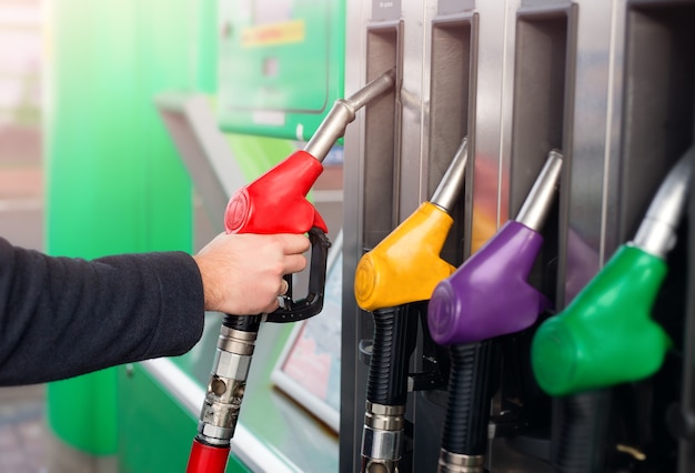 Rifornimento di carburante di un'auto con benzina o gasolio in una stazione di servizio.