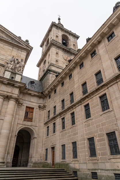 Foto statue regali che si affacciano sul cortile principale di el escorial