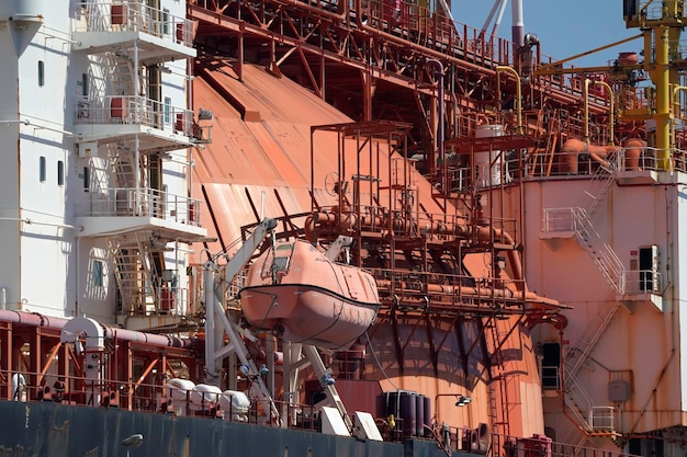 Regasificeringsschip LNG LNG-tanker verankerd in de haven van Genua, Italië