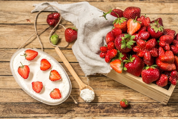 regeling met verse aardbeien op houten tafel