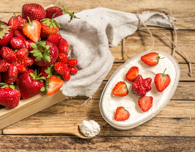 regeling met verse aardbeien op houten tafel