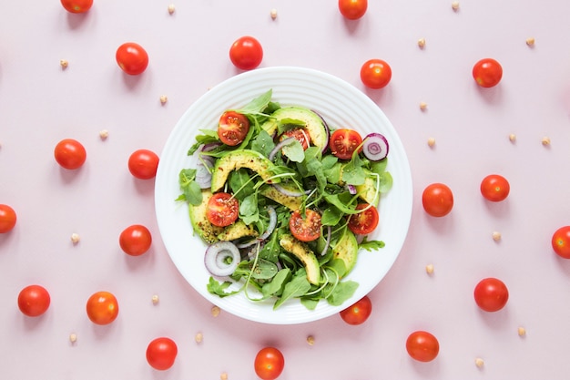 Regeling van cherrytomaatjes met kom salade